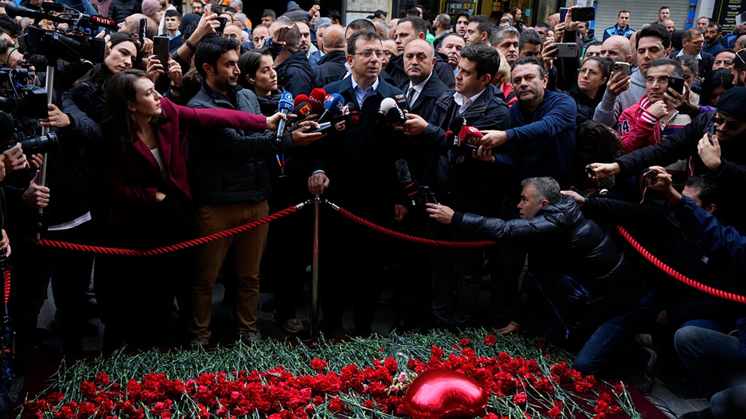 Der Bürgermeister von Istanbul, Ekrem İmamoğlu, am Anschlagsort.