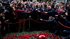 Der Bürgermeister von Istanbul, Ekrem İmamoğlu, am Anschlagsort.