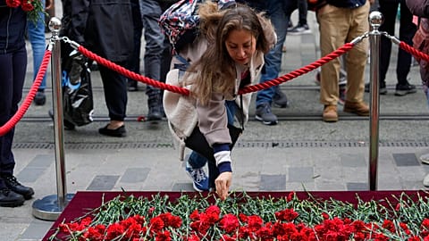 Gecenler, İstiklal Caddesi patlamasında hayatını yitirenler için kırmızı karanfil bıraktı.