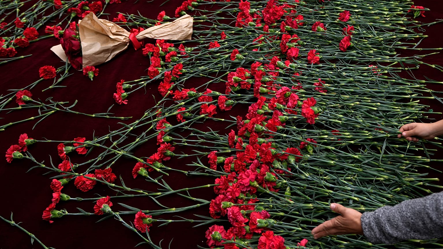 أناس يضعون الزهور في مكان انفجار يوم الأحد في اسطنبول. 2022/11/14