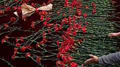 أناس يضعون الزهور في مكان انفجار يوم الأحد في اسطنبول. 2022/11/14
