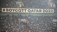 Bundesliga'da FC Schalke 04 ile Bayern Münih arasında 12 Kasım 2022'de oynanan maç sırasında tribünde 'Boykot Katar 2022' yazan bir pankart asıldı