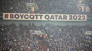 Bundesliga'da FC Schalke 04 ile Bayern Münih arasında 12 Kasım 2022'de oynanan maç sırasında tribünde 'Boykot Katar 2022' yazan bir pankart asıldı