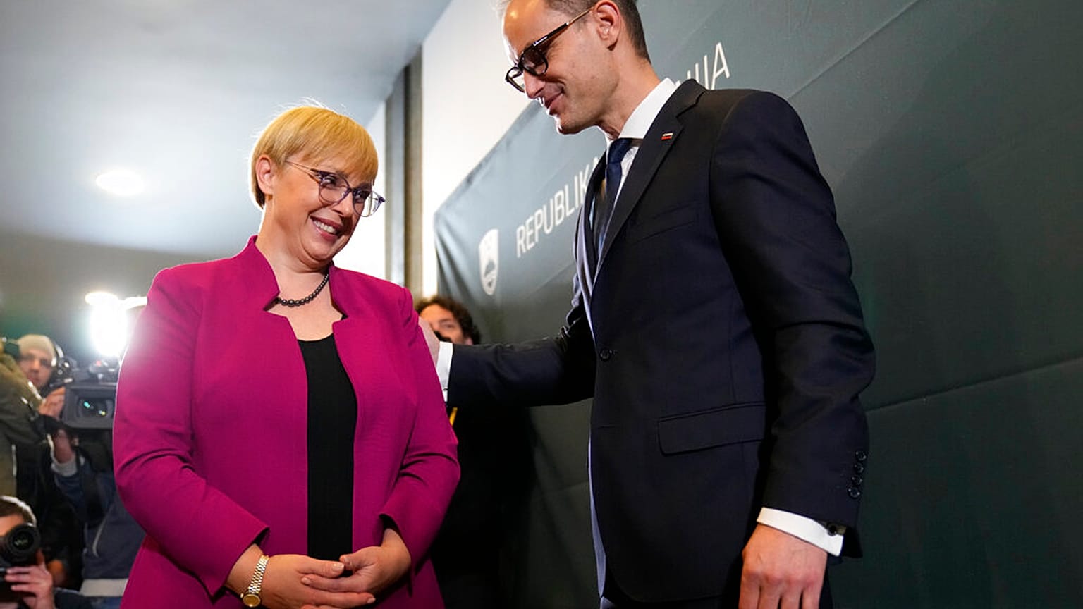 La neo presidente slovena Pirc Musar e il suo avversario, l'ex ministro degli Esteri Logar