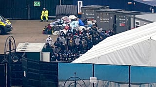 Gerettete Bootsflüchtlinge warten in Dover auf ihre Registrierung