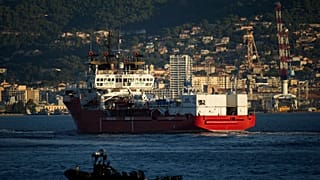A lei internacional dita que pessoas em risco de naufrágio sejam levados para o porto mais próximo do local de resgate