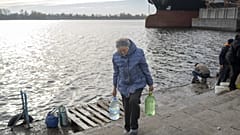 Habitantes de Kherson vão buscar água ao rio Dnipro