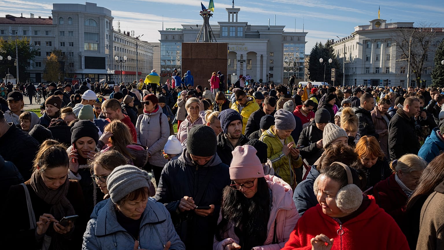 Жители Херсона пришли к точке доступа интернет-связи