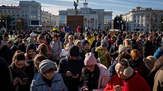 Жители Херсона пришли к точке доступа интернет-связи