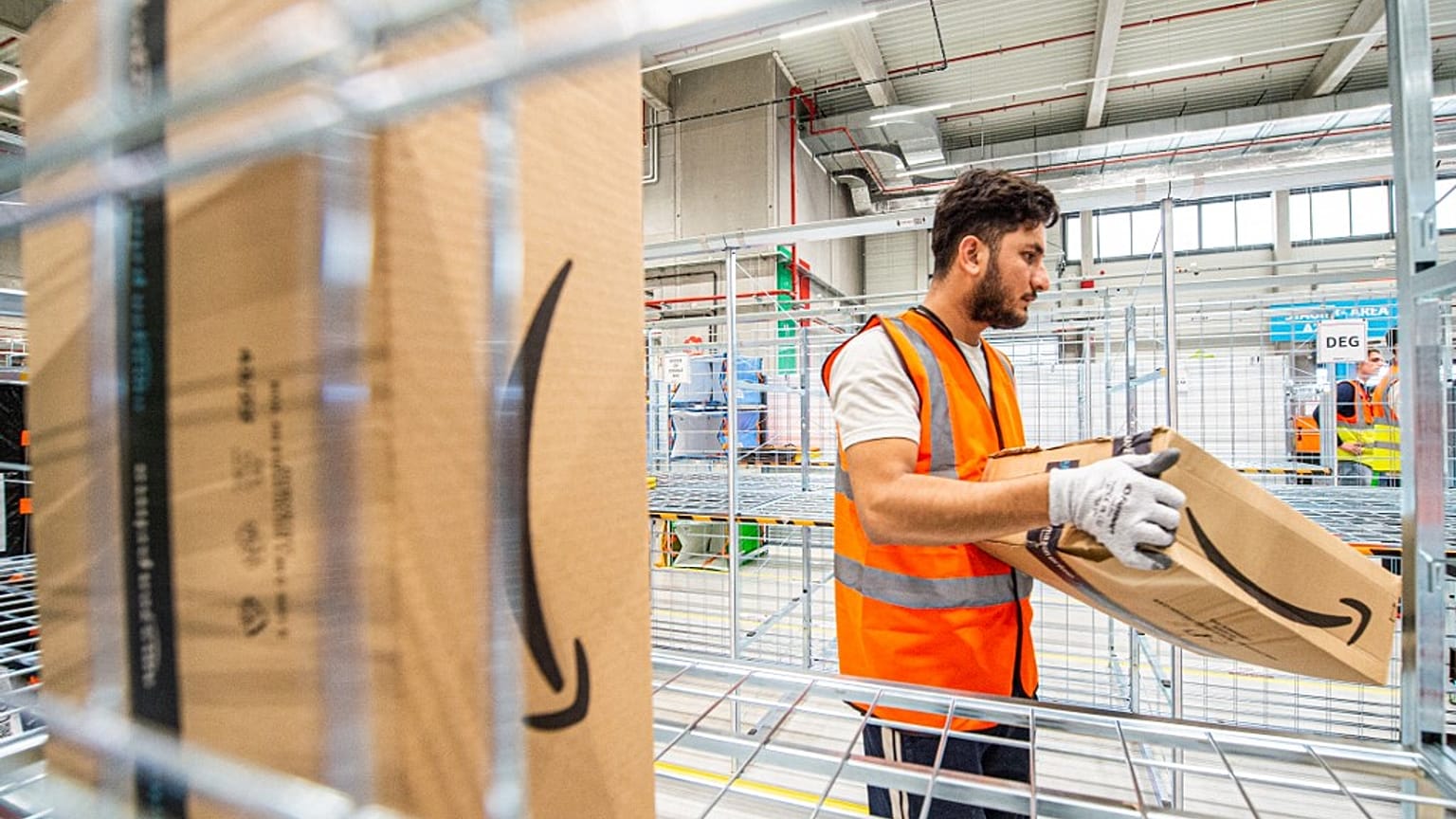 Trabalhador em centro de distribuição da Amazon na Bélgica