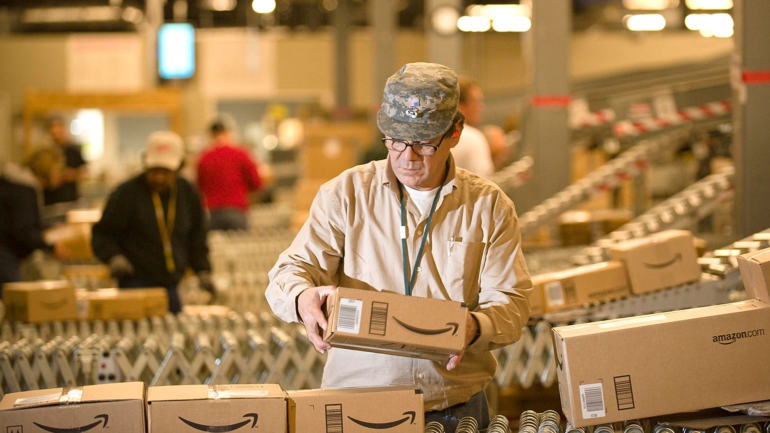 Dolgozó az Amazon egyik raktárában
