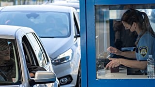 Útlevélellenőrzés a Szlovénia és Horvátország közötti, breganai határátkelőnél