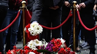 İstiklal caddesinde saldırının yapıldığı noktaya karanfiller bırakıldı