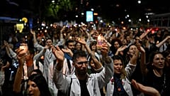 Profissionais de saúde argentinos protestam por melhores condições de trabalho, em Buenos Aires