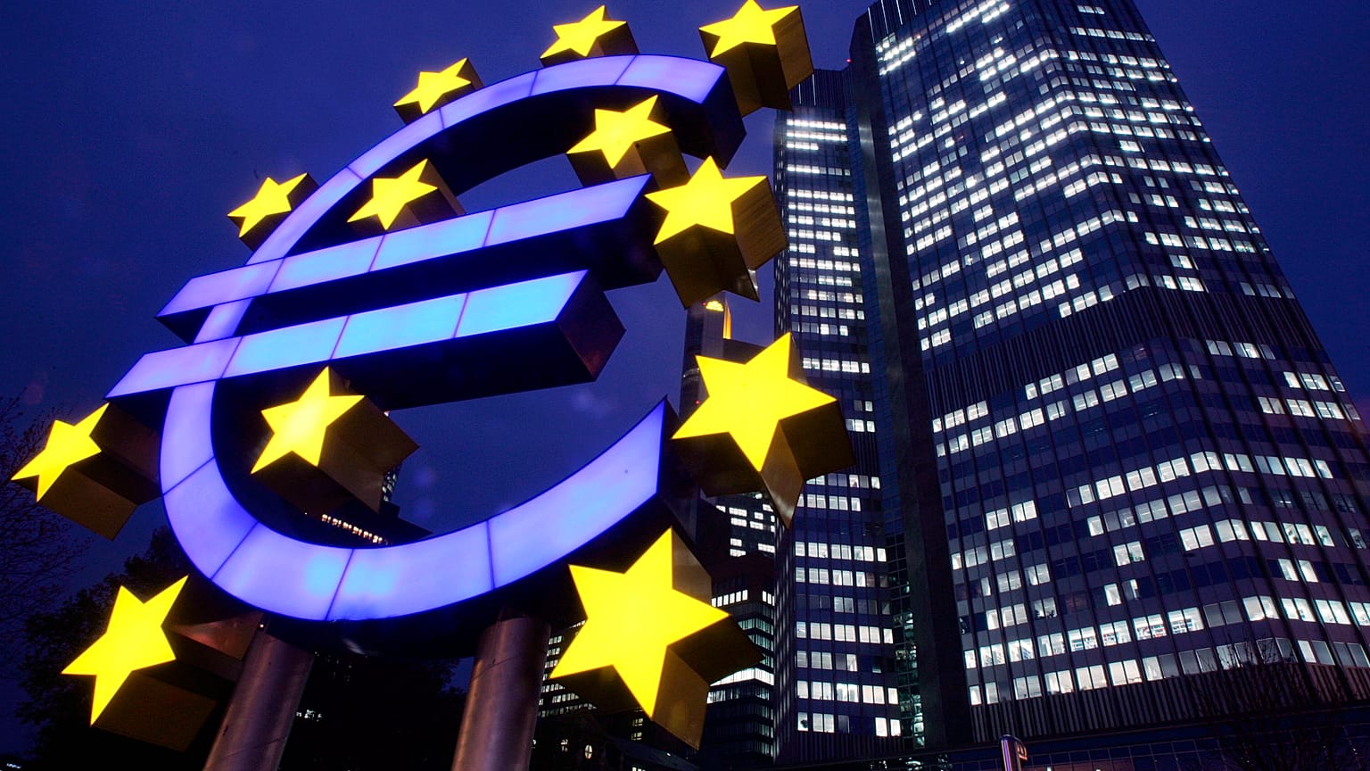 En esta foto de archivo del 30 de noviembre de 2005, un símbolo gigante del euro aparece frente al Banco Central Europeo (BCE) en Fráncfort, Alemania. 