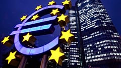 En esta foto de archivo del 30 de noviembre de 2005, un símbolo gigante del euro aparece frente al Banco Central Europeo (BCE) en Fráncfort, Alemania. 