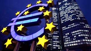 En esta foto de archivo del 30 de noviembre de 2005, un símbolo gigante del euro aparece frente al Banco Central Europeo (BCE) en Fráncfort, Alemania. 