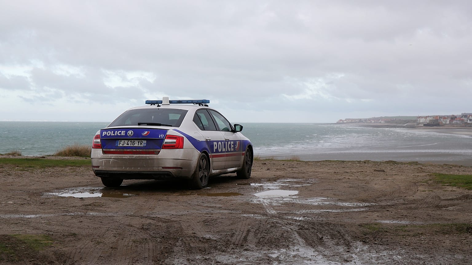 Fahrzeug der französischen Polizei am Strand von Wimereux im Norden des Landes