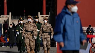 Maszkot viselő katonák a pekingi Tiltott Város területén