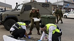 Katonák és mentősök Arielben, a merénylet helyszínén