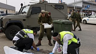 Katonák és mentősök Arielben, a merénylet helyszínén