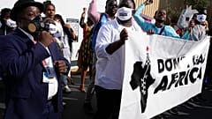 Активисты в Шарм-эш-Шейхе выступают против газовых проектов в Африке