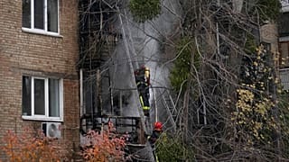 В результате авиаудара в одном из жилых домов Киева возник пожар