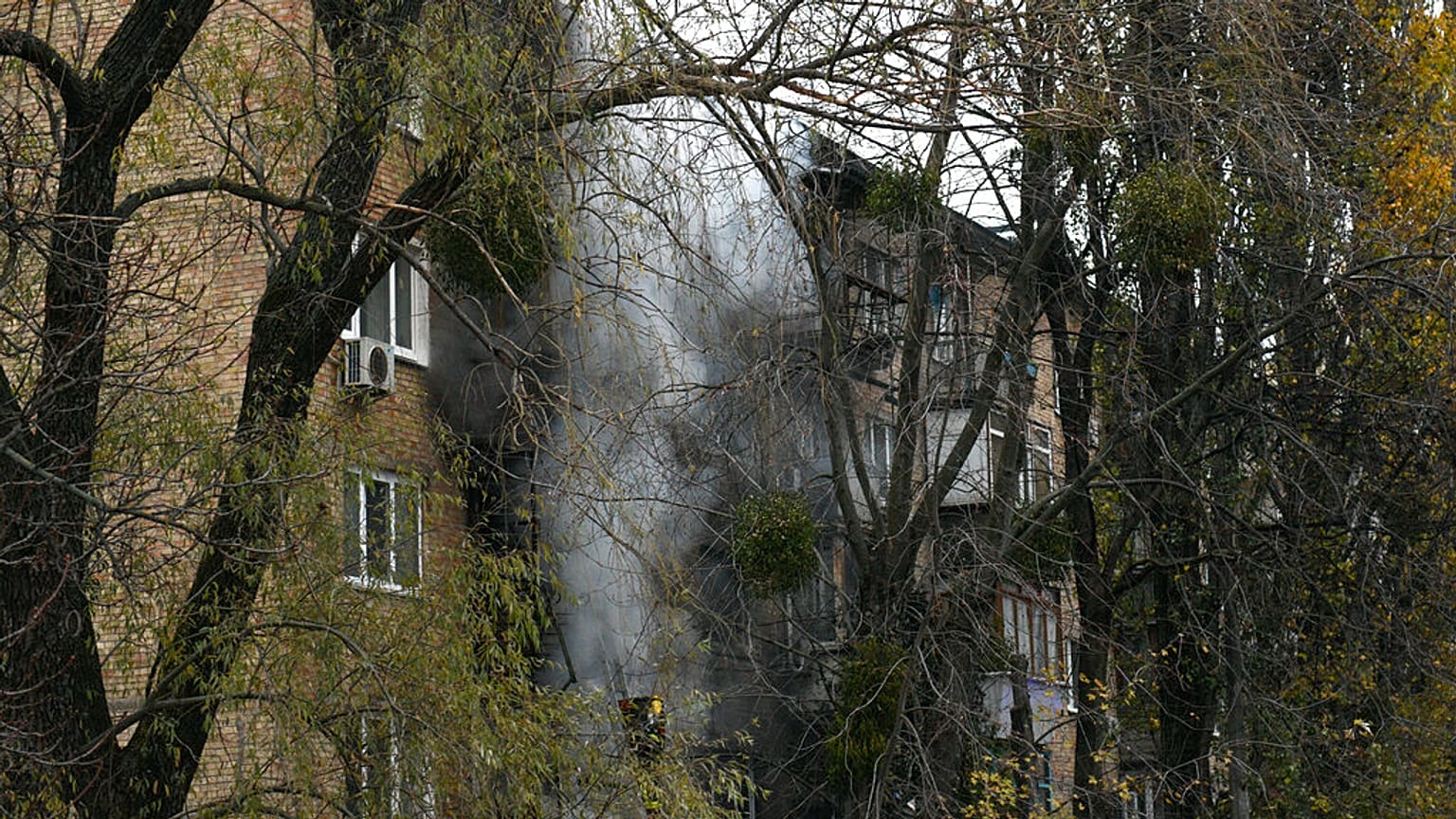 Un bâtiment détruit par des bombardements russes, selon les autorités ukrainiennes, Kyiv, en Ukraine, mardi 15 novembre 2022. 
