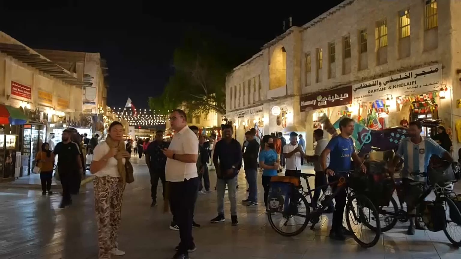 على الدراجة من إيطاليا إلى قطر لحضور المونديال