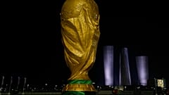 مجسم ضخم لكأس العالم خارج استاد لوسيل في الدوحة، قطر، السبت 12 نوفمبر 2022. 
