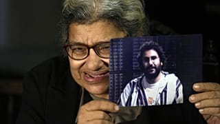 Laila Soueif, a bebörtönzött Alaa Abdel-Fattah anyja fia fotójával