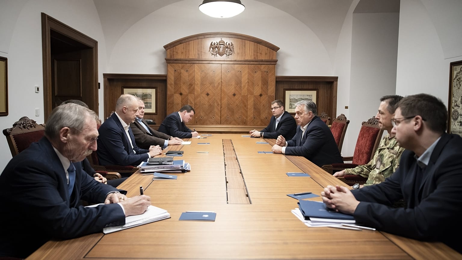 A kormányfő Védelmi Tanács ülésén a Karmelita kolostorban