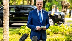 El presidente Joe Biden hace una declaración tras una reunión de líderes del G7 y la OTAN en Bali, Indonesia, el 16 de noviembre de 2022.