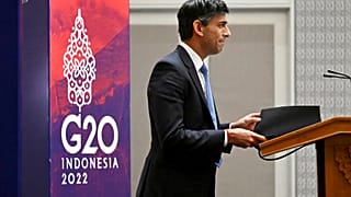 Rishi Sunak brit miniszterelnök a G20-as csúcson Indonéziában