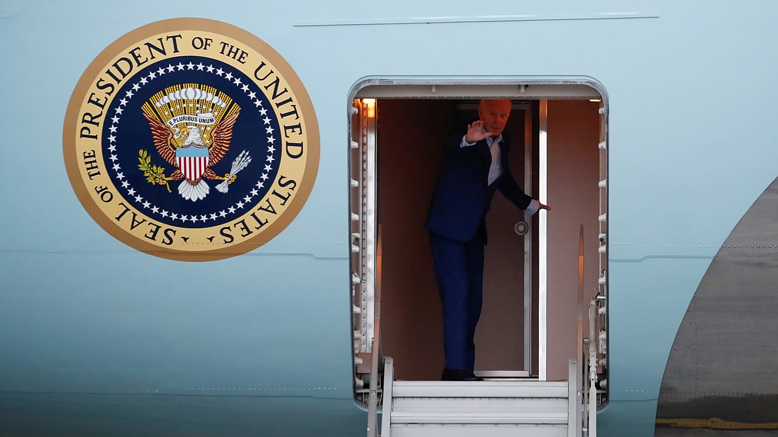 Президент США Джо Байден прощается с провожающими перед отлётом с Бали в Вашингтон