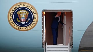 Президент США Джо Байден прощается с провожающими перед отлётом с Бали в Вашингтон