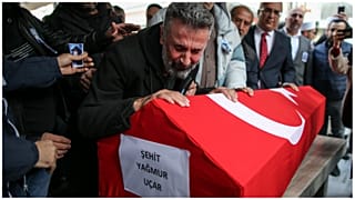 الممثل التركي، نور الدين أوتشار بجانب تابوت ابنته يغمور