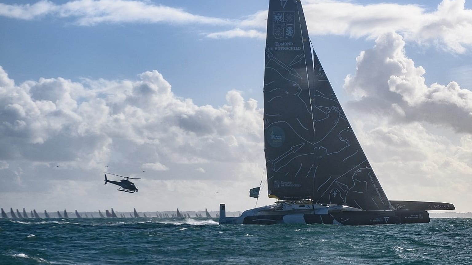 Charles Caudrelier à la barre de son Ultim "Gitana - Edmond de Rothschild"