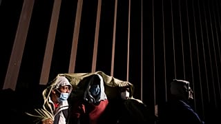 Con el pretexto de esa normativa, EE. UU. no permite a los migrantes solicitar asilo cuando llegan a su territorio y son expulsados del país por la vía rápida. 