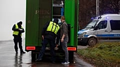 Un agente de policía revisa un vehículo en el exterior de un depósito de grano donde, según el gobierno polaco, la explosión de un misil de fabricación rusa mató a personas.