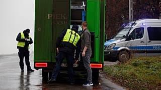 Un agente de policía revisa un vehículo en el exterior de un depósito de grano donde, según el gobierno polaco, la explosión de un misil de fabricación rusa mató a personas.