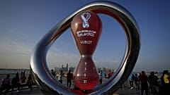 A vb kezdetéig hátralévő időt számláló hivatalos óra a katari fővárosban, Dohában 