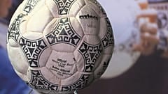 عرض كرة "يد الرب" لمارادونا قبل طرحها في مزاد.