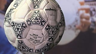 عرض كرة "يد الرب" لمارادونا قبل طرحها في مزاد.