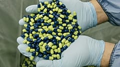 Ein Mitarbeiter bei "Eli Lilly and Company" hält "Cymbalta 60mg-Pillen" in den Händen