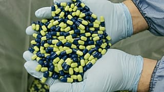 Ein Mitarbeiter bei "Eli Lilly and Company" hält "Cymbalta 60mg-Pillen" in den Händen