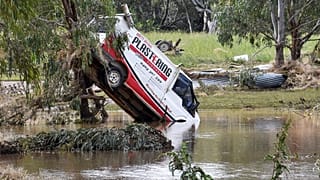 Eines der vielen Fahrzeuge, die während der Sturzflut weggeschwemmt wurden