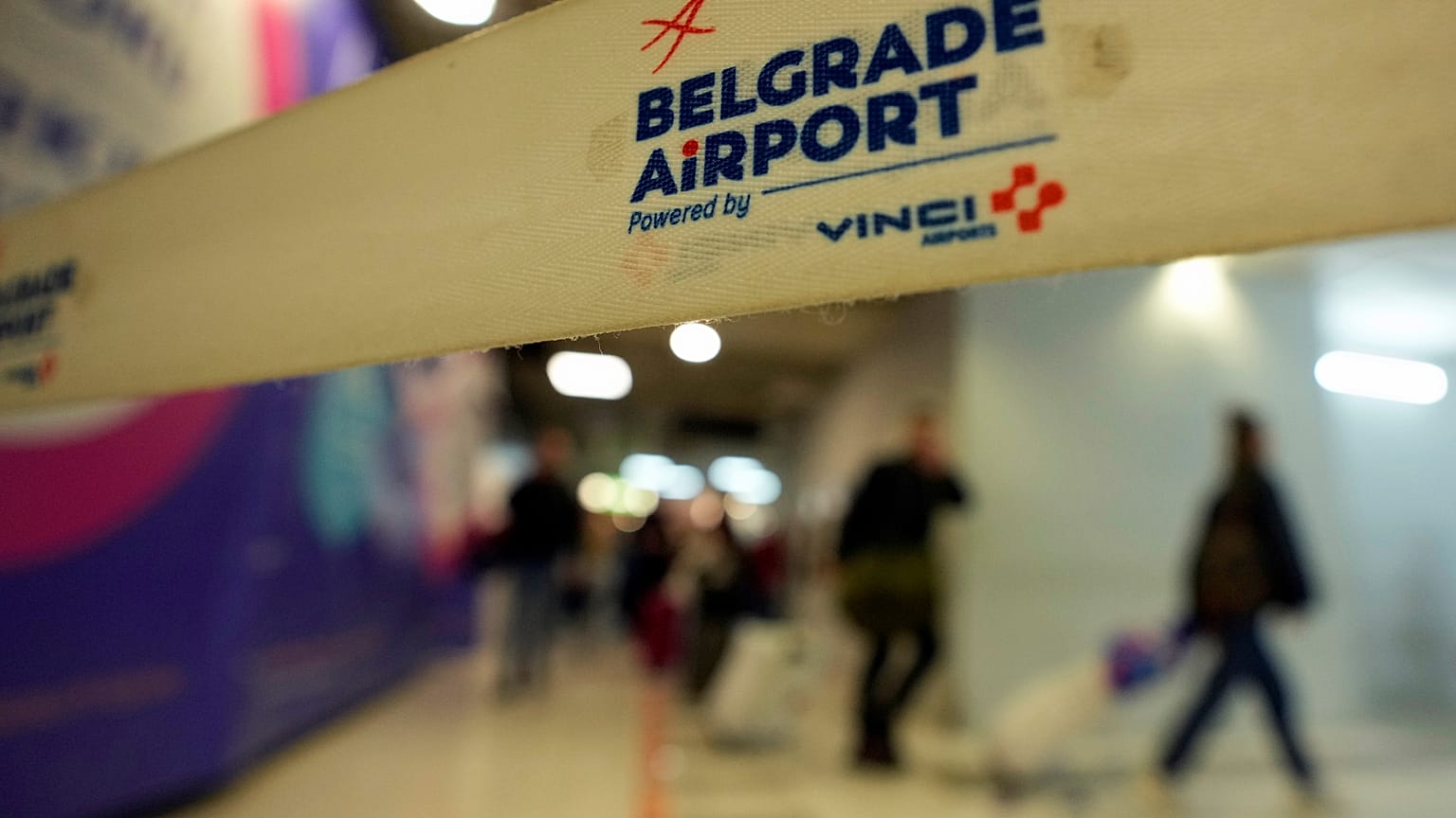 Passageiros de um voo Moscovo-Belgrado, da Air Serbia, a desembarcar