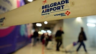 Passageiros de um voo Moscovo-Belgrado, da Air Serbia, a desembarcar