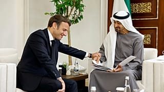 الرئيس الفرنسي إيمانويل ماكرون ، من اليسار ، يلتقي بالرئيس المنتخب حديثاً لدولة الإمارات العربية المتحدة الشيخ محمد بن زايد آل نهيان في أبو ظبي. 2022/05/15